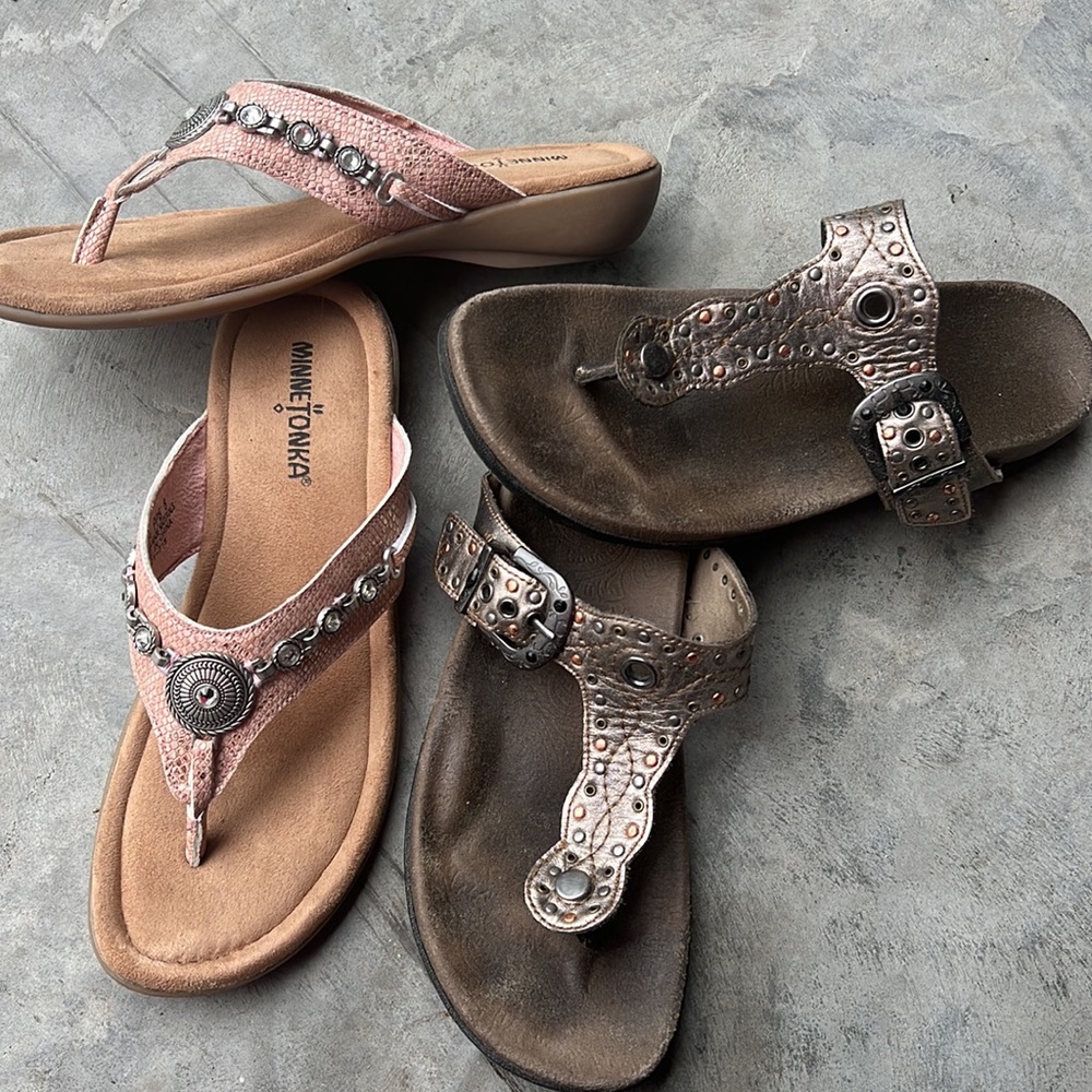 2 pairs flip flops